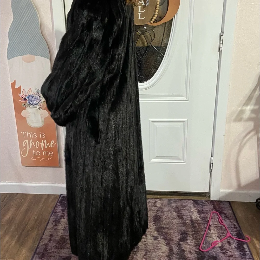 Elegant Full-Length Black Mink Fur Coat - Picture 2 of 4